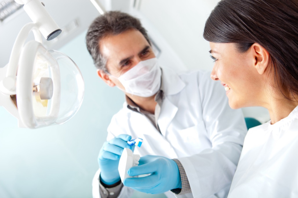 Dentist,Showing,A,Woman,How,To,Brush,Her,Teeth,On